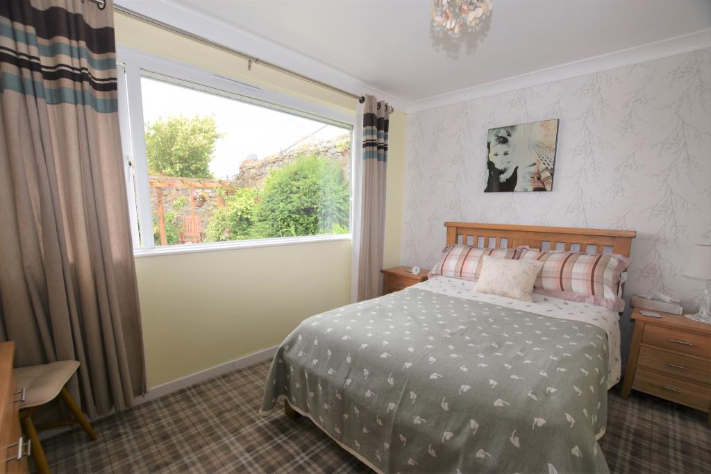 Lot: 16 - DETACHED BUNGALOW IN CENTRAL LOCATION - 